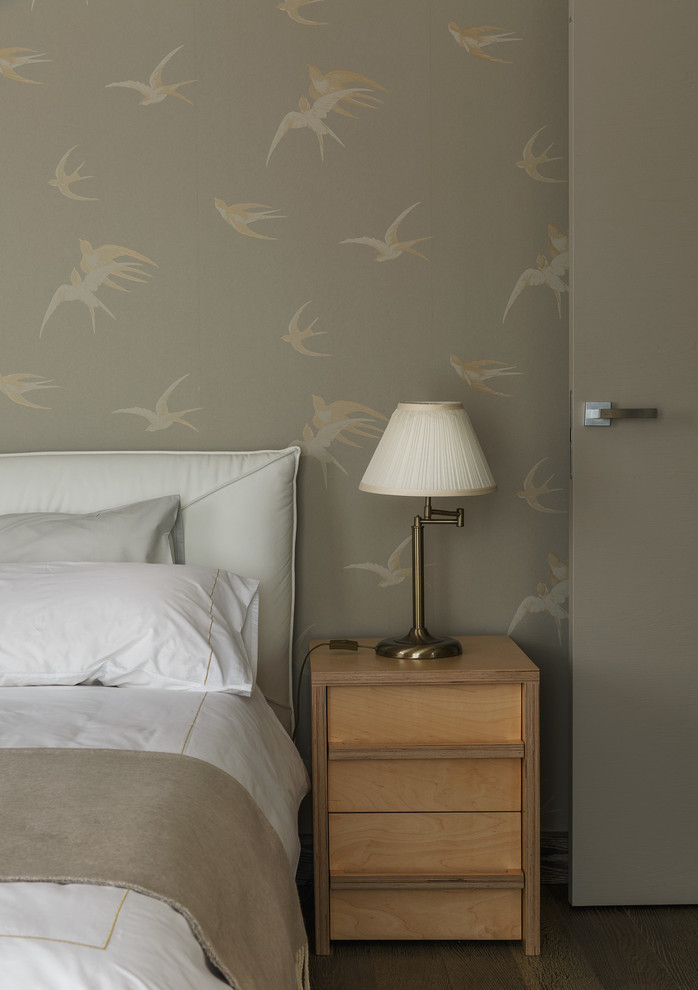 Стильный дизайн: хозяйская спальня среднего размера в современном стиле с серыми стенами, паркетным полом среднего тона и коричневым полом без камина - последний тренд