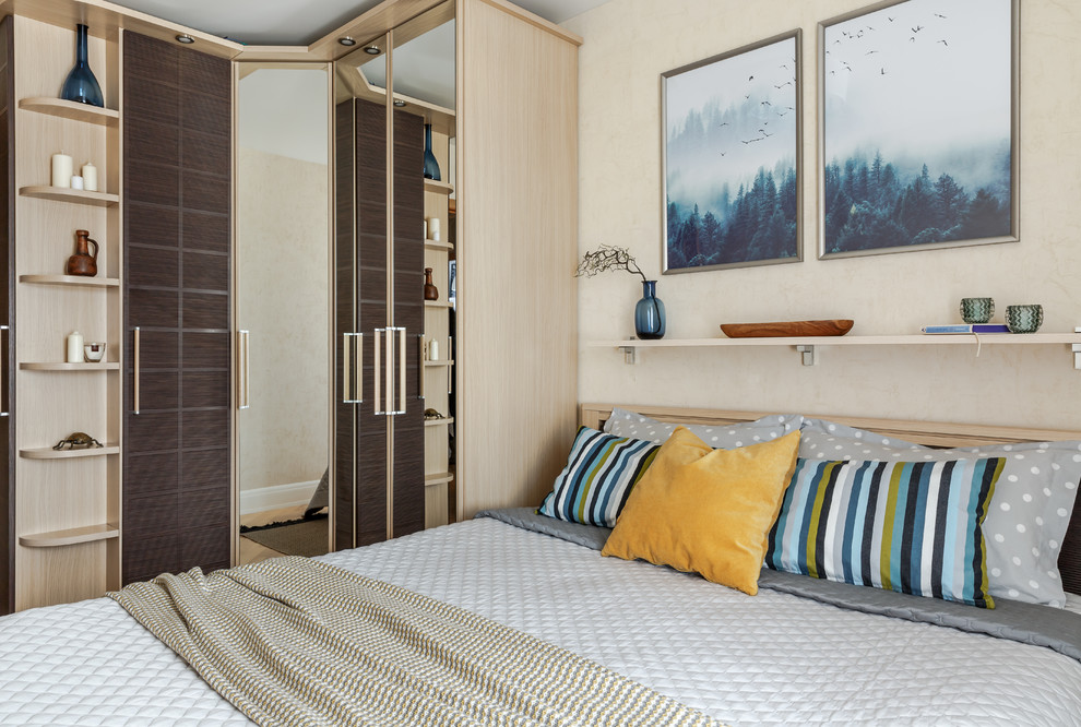 На фото: хозяйская спальня в скандинавском стиле с бежевыми стенами с