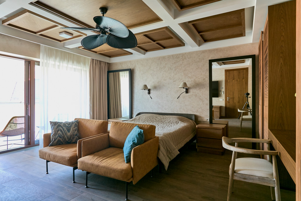 На фото: большая гостевая спальня (комната для гостей) в современном стиле с бежевыми стенами, полом из керамогранита, кессонным потолком, многоуровневым потолком и деревянным потолком с