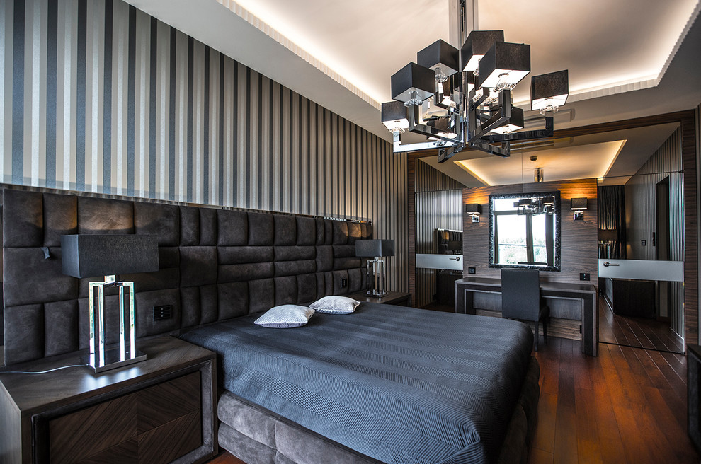 Ejemplo de dormitorio principal actual con paredes negras, suelo de madera en tonos medios y suelo marrón