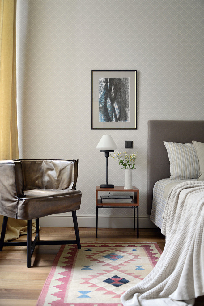 На фото: хозяйская спальня в стиле неоклассика (современная классика) с серыми стенами и паркетным полом среднего тона с