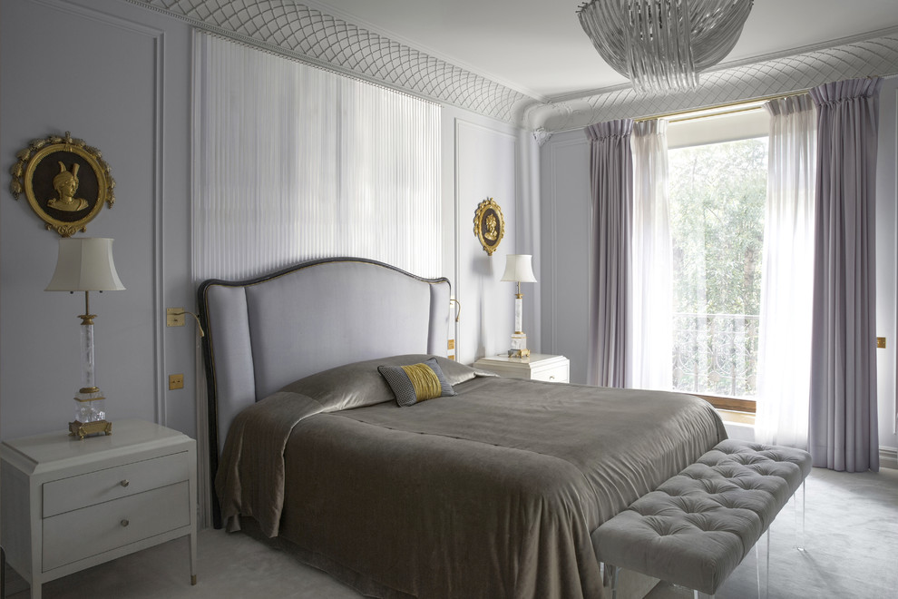 Immagine di una camera da letto classica con pareti bianche, moquette e pavimento grigio