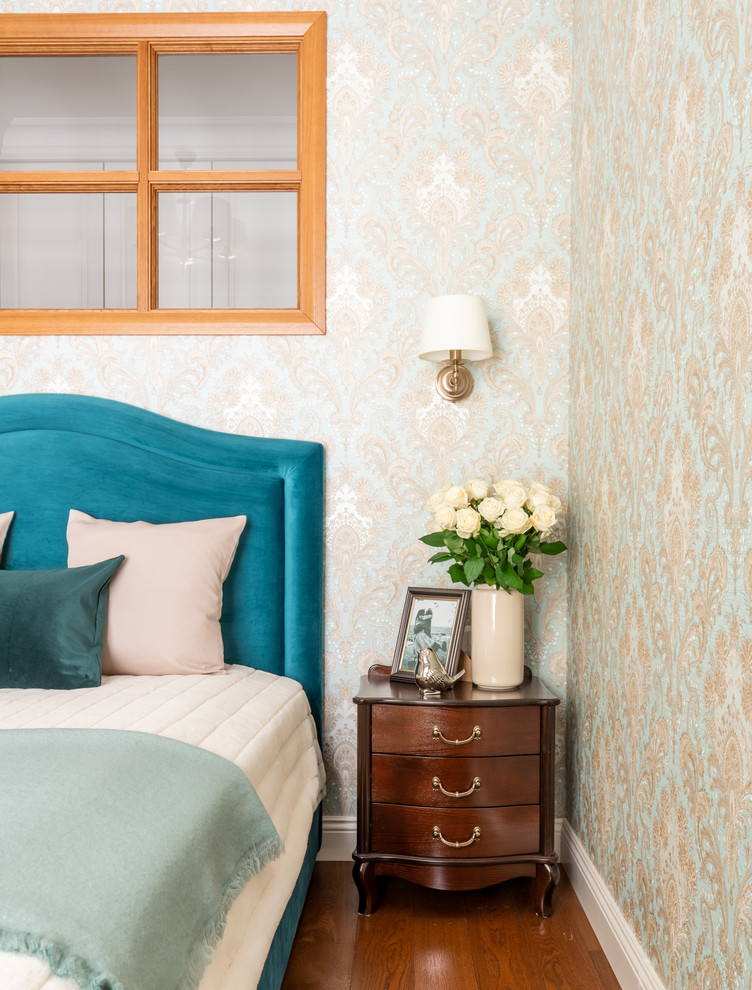 モスクワにある小さなトラディショナルスタイルのおしゃれな主寝室 (青い壁、無垢フローリング、茶色い床) のインテリア