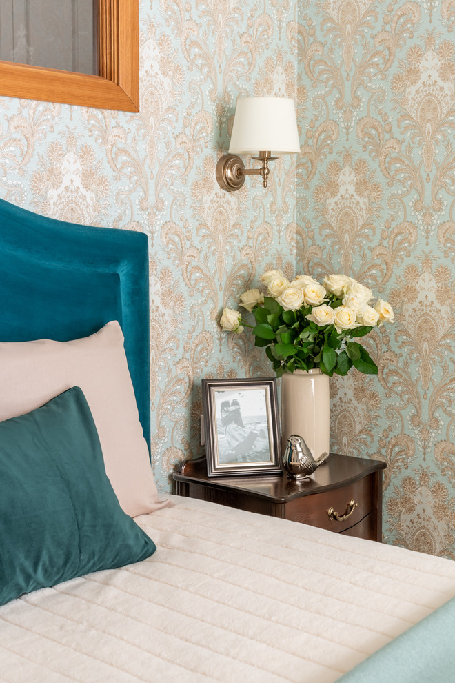 Foto de dormitorio principal tradicional pequeño con paredes azules, suelo de madera en tonos medios y suelo marrón