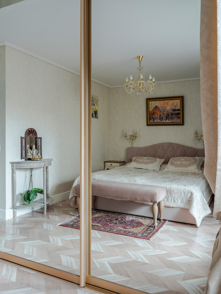 モスクワにあるトランジショナルスタイルのおしゃれな寝室 (コルクフローリング)