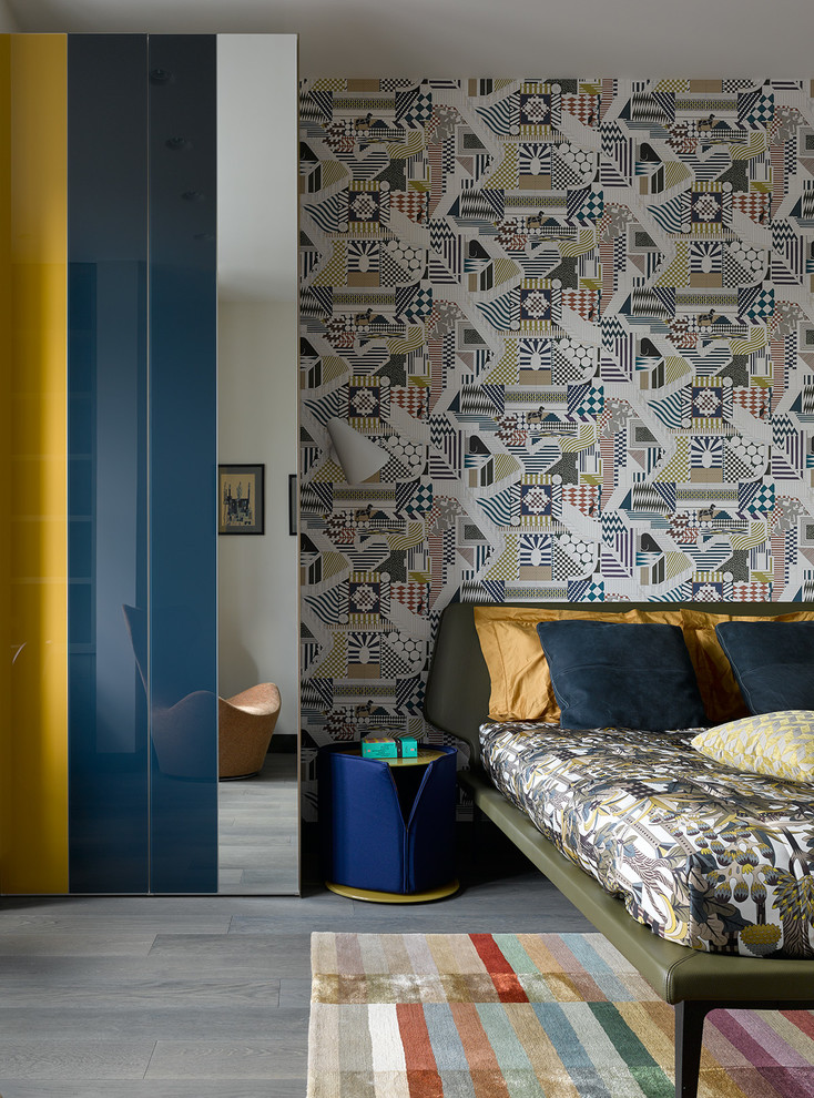 Стильный дизайн: гостевая спальня (комната для гостей) в современном стиле с разноцветными стенами и темным паркетным полом - последний тренд
