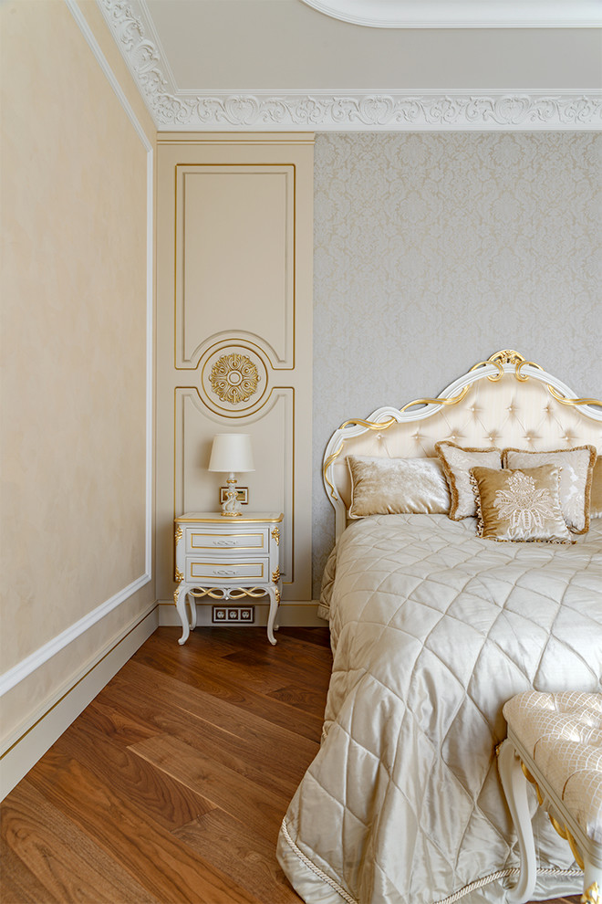 モスクワにあるトラディショナルスタイルのおしゃれな寝室のレイアウト