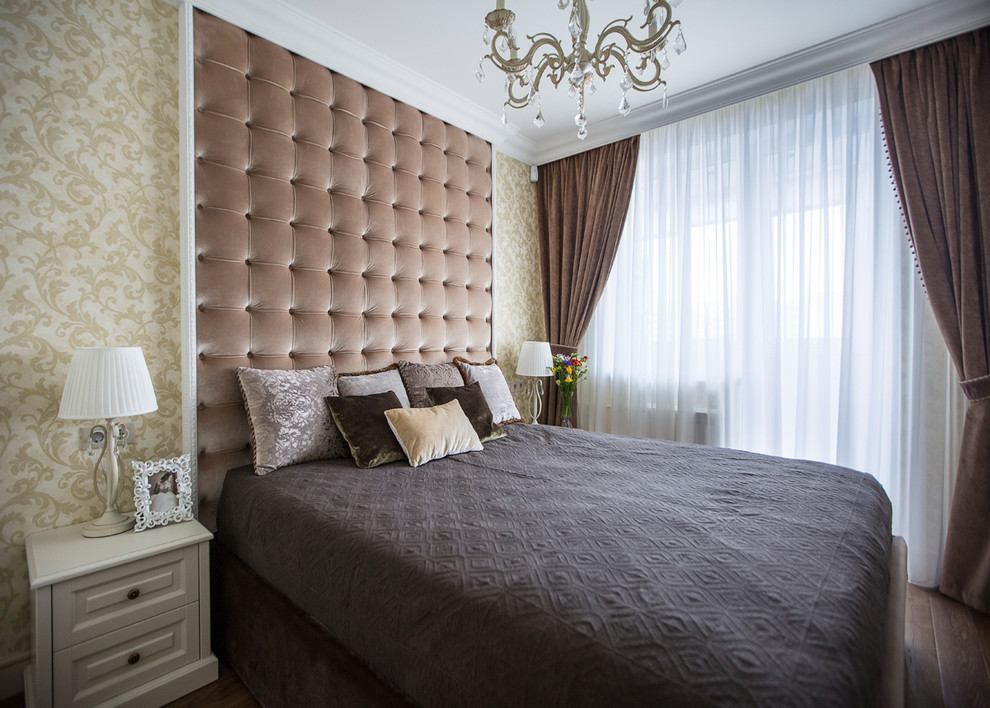 Стильный дизайн: хозяйская спальня в классическом стиле с бежевыми стенами - последний тренд