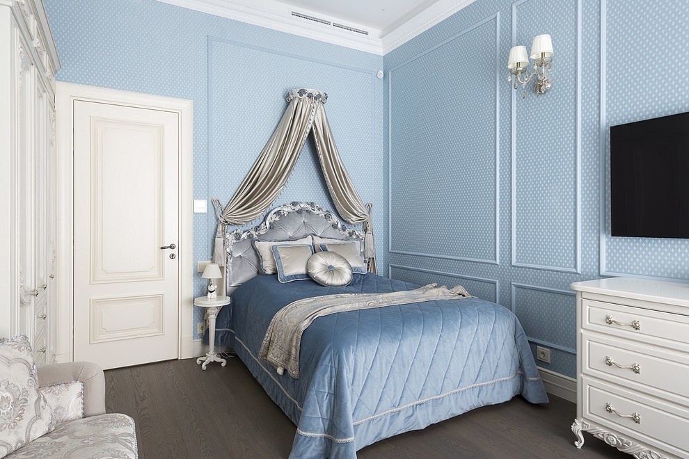 Imagen de dormitorio tradicional con paredes azules, suelo de madera en tonos medios y suelo marrón