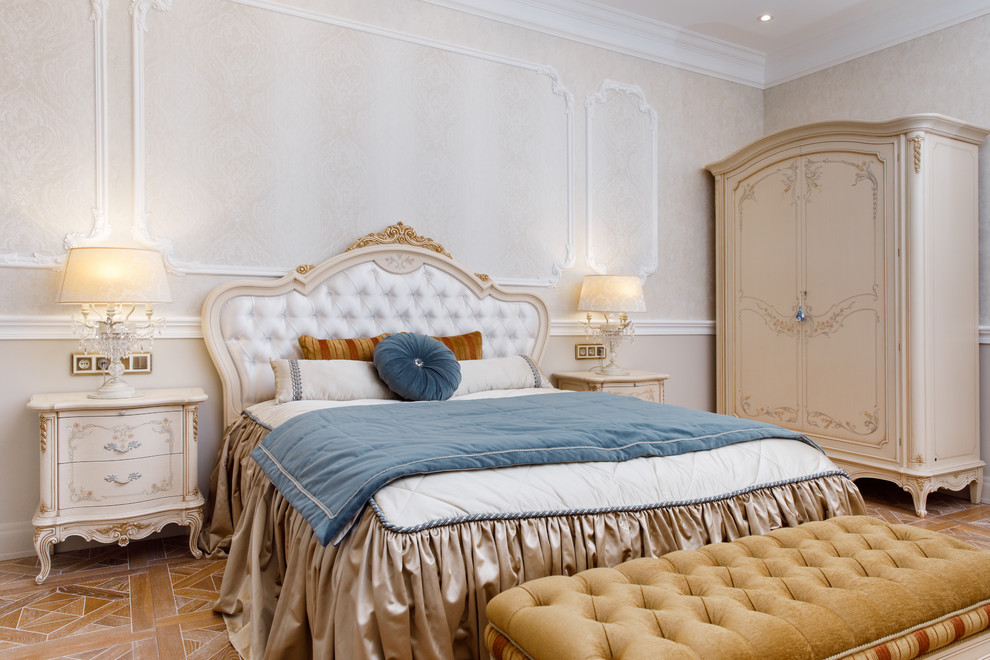 Imagen de dormitorio tradicional con paredes beige, suelo de madera en tonos medios y suelo marrón