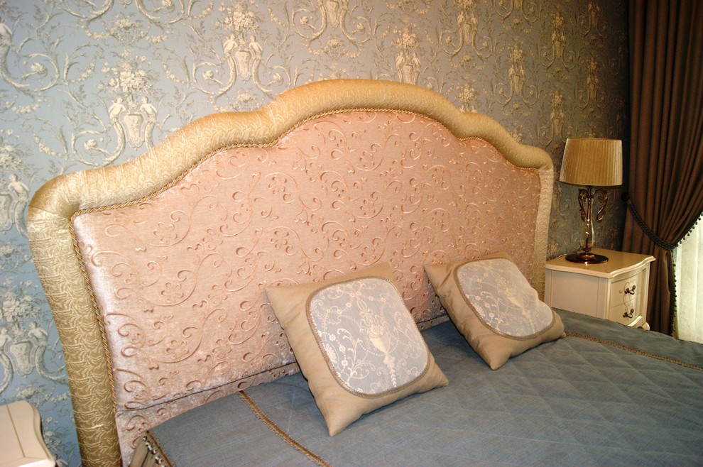 Inspiration for a timeless guest dark wood floor bedroom remodel in Saint Petersburg
