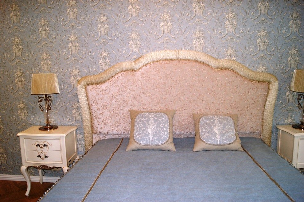 Источник вдохновения для домашнего уюта: гостевая спальня (комната для гостей) в классическом стиле с темным паркетным полом