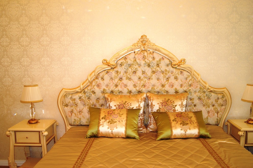 Идея дизайна: хозяйская спальня в классическом стиле с светлым паркетным полом