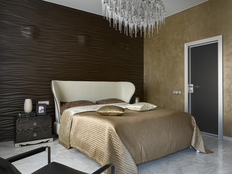Стильный дизайн: спальня в современном стиле с коричневыми стенами, мраморным полом и серым полом - последний тренд