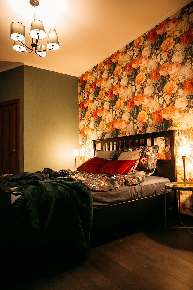 Свежая идея для дизайна: хозяйская спальня среднего размера в современном стиле с зелеными стенами, полом из ламината и коричневым полом - отличное фото интерьера