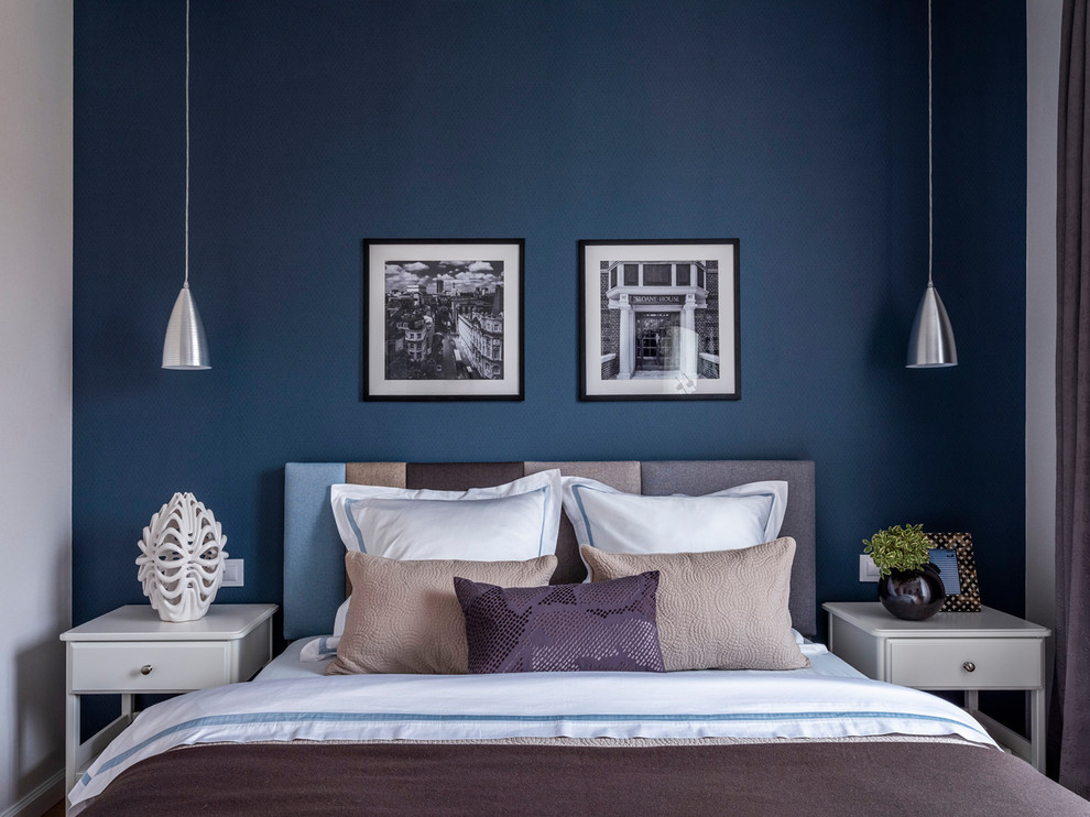 Ispirazione per una camera matrimoniale minimal con pareti blu