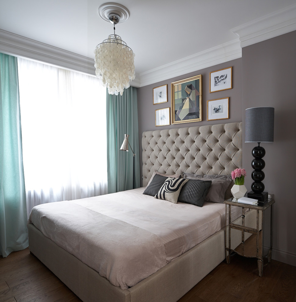 Inspiration för klassiska sovrum, med grå väggar, mellanmörkt trägolv och brunt golv