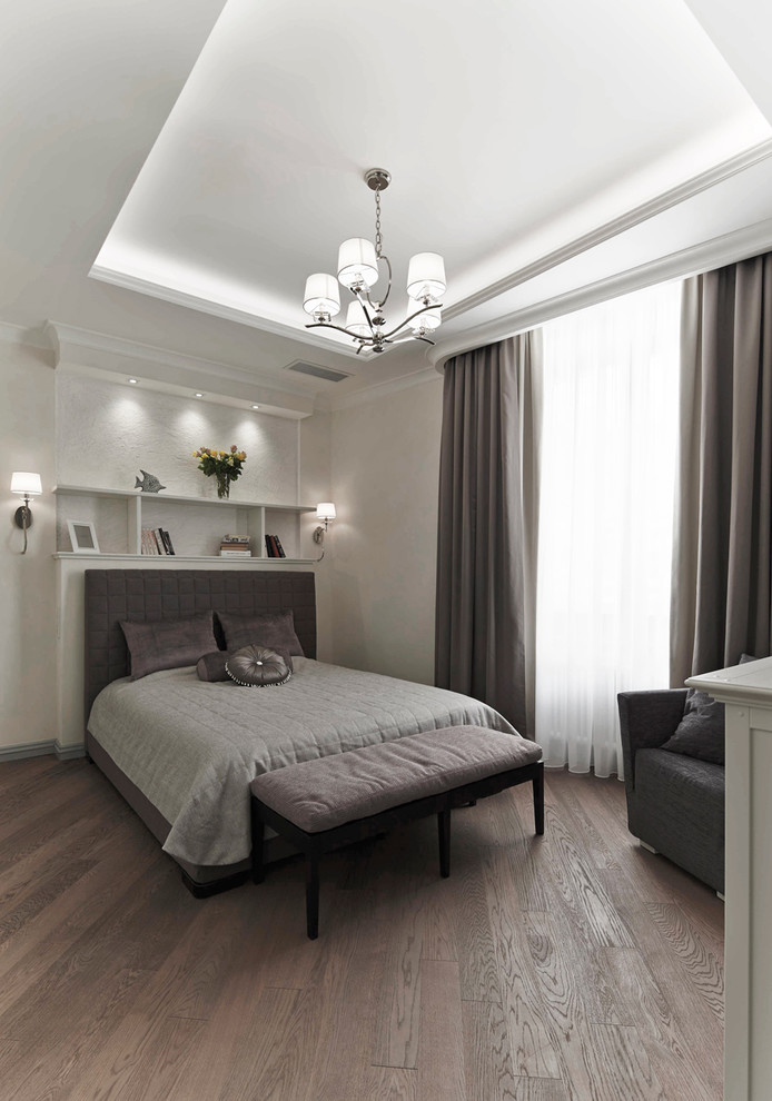 Aménagement d'une chambre parentale classique de taille moyenne avec un mur beige, un sol en bois brun et un sol marron.