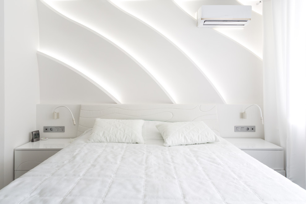 Foto de dormitorio principal actual de tamaño medio sin chimenea con paredes blancas, suelo de bambú y suelo gris