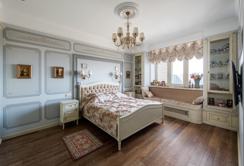 Idee per una grande camera matrimoniale chic con pareti blu e pavimento in legno massello medio