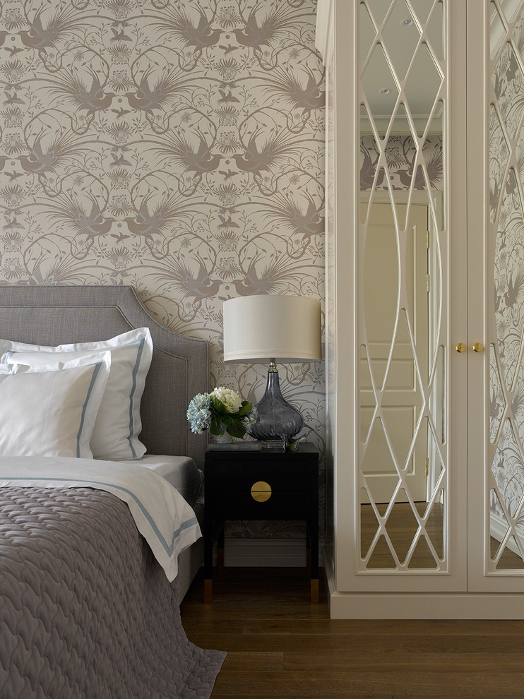Стильный дизайн: хозяйская спальня: освещение в классическом стиле с серыми стенами, паркетным полом среднего тона, коричневым полом и кроватью в нише - последний тренд