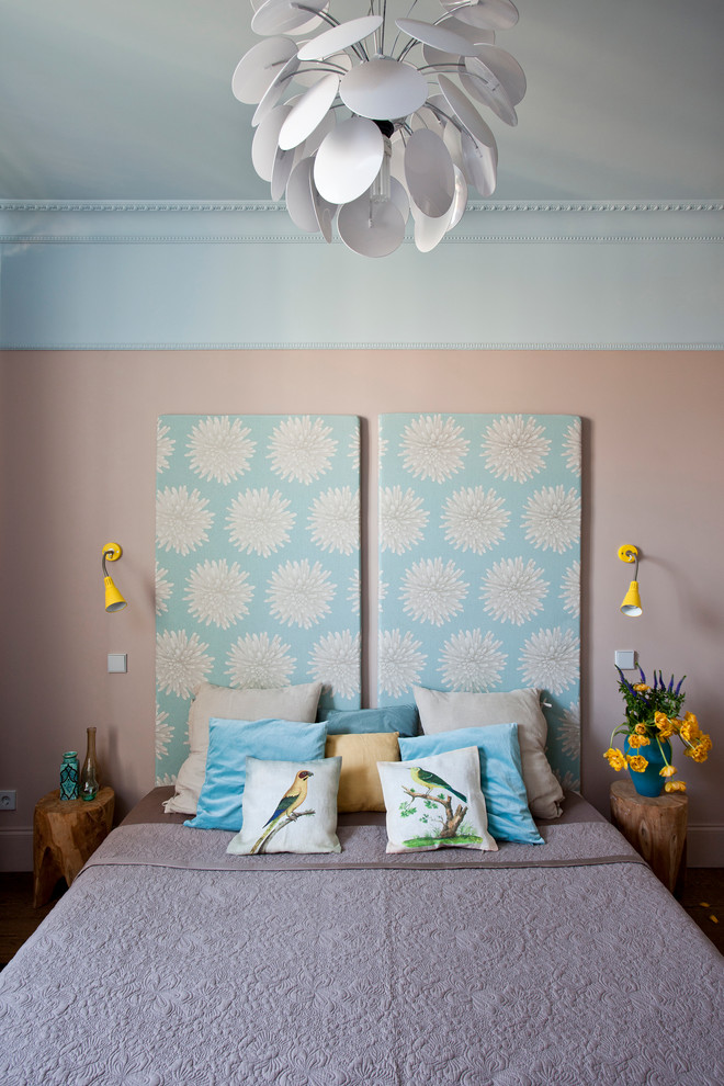 Стильный дизайн: хозяйская спальня в стиле фьюжн с бежевыми стенами - последний тренд