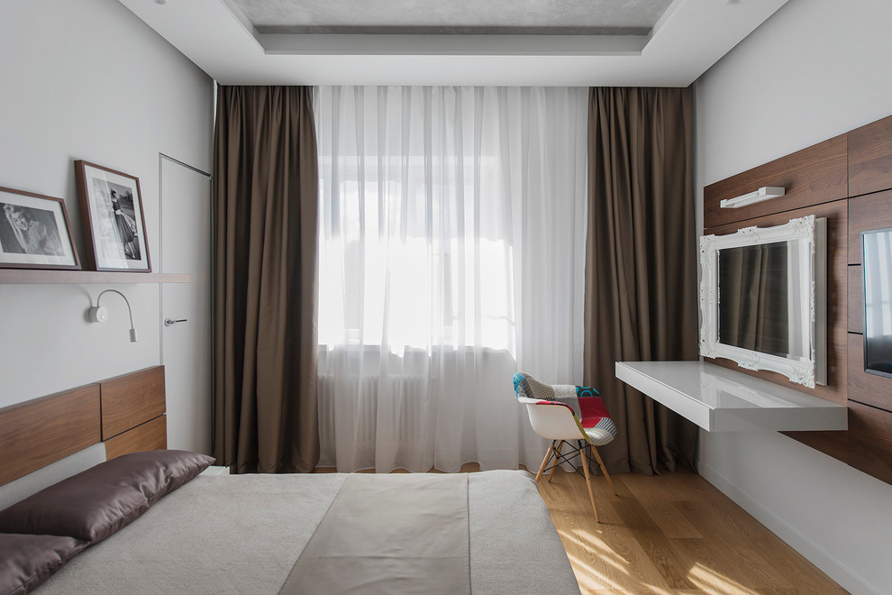 Modernes Hauptschlafzimmer mit weißer Wandfarbe und hellem Holzboden in Moskau