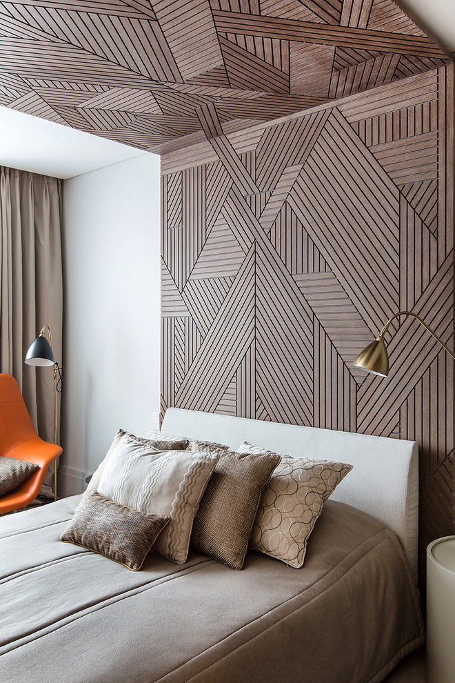 На фото: гостевая спальня (комната для гостей) в современном стиле с бежевыми стенами, ковровым покрытием и акцентной стеной