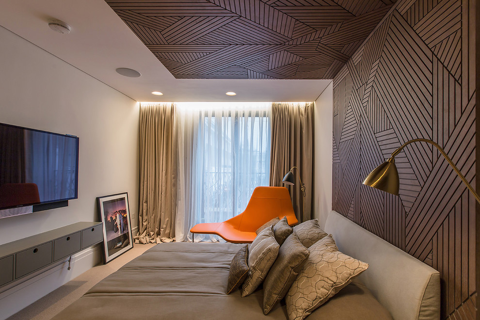 Идея дизайна: гостевая спальня (комната для гостей) в современном стиле с бежевыми стенами, ковровым покрытием и бежевым полом