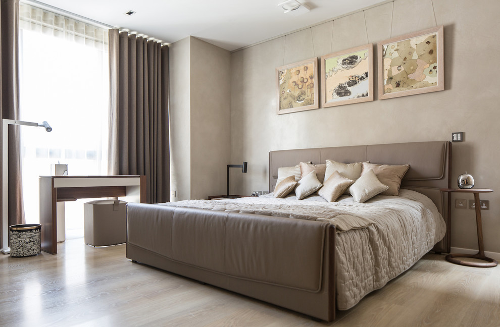 Aménagement d'une chambre contemporaine de taille moyenne avec un mur beige, parquet clair et un sol beige.