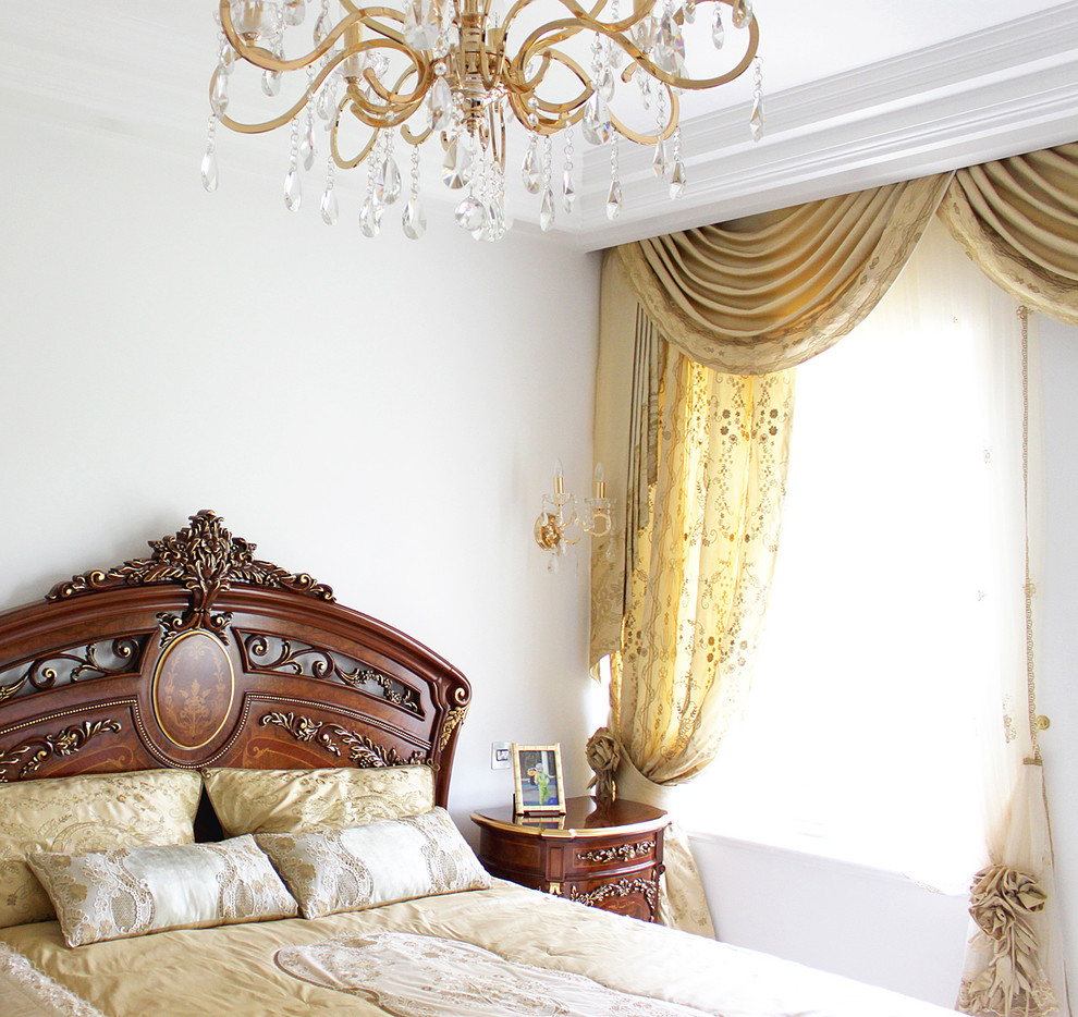 Modelo de dormitorio principal clásico grande con paredes blancas y suelo de baldosas de porcelana