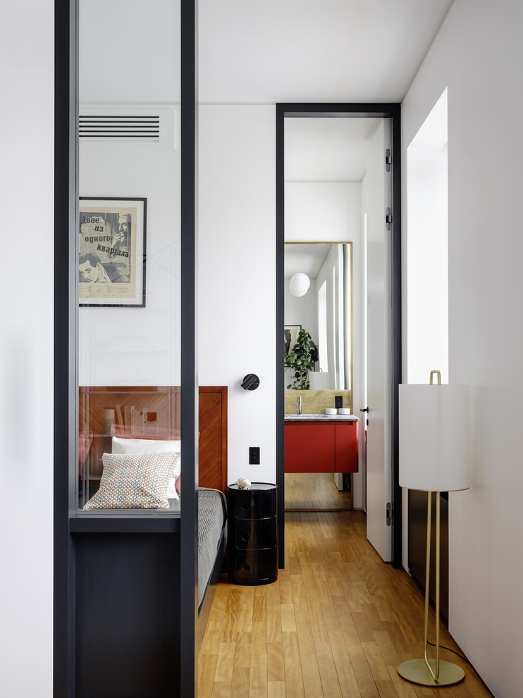 Идея дизайна: хозяйская спальня: освещение в стиле модернизм с белыми стенами, паркетным полом среднего тона и коричневым полом