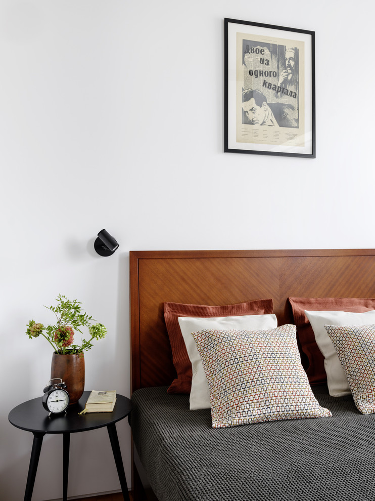 Источник вдохновения для домашнего уюта: хозяйская спальня в стиле модернизм с белыми стенами