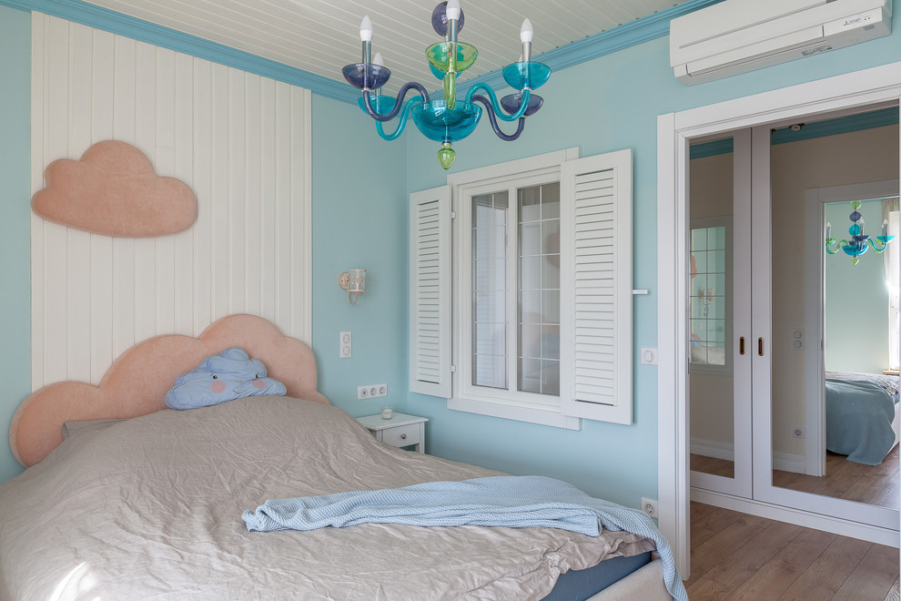 Esempio di una camera matrimoniale stile marino di medie dimensioni con pareti blu, pavimento in legno massello medio e pavimento beige