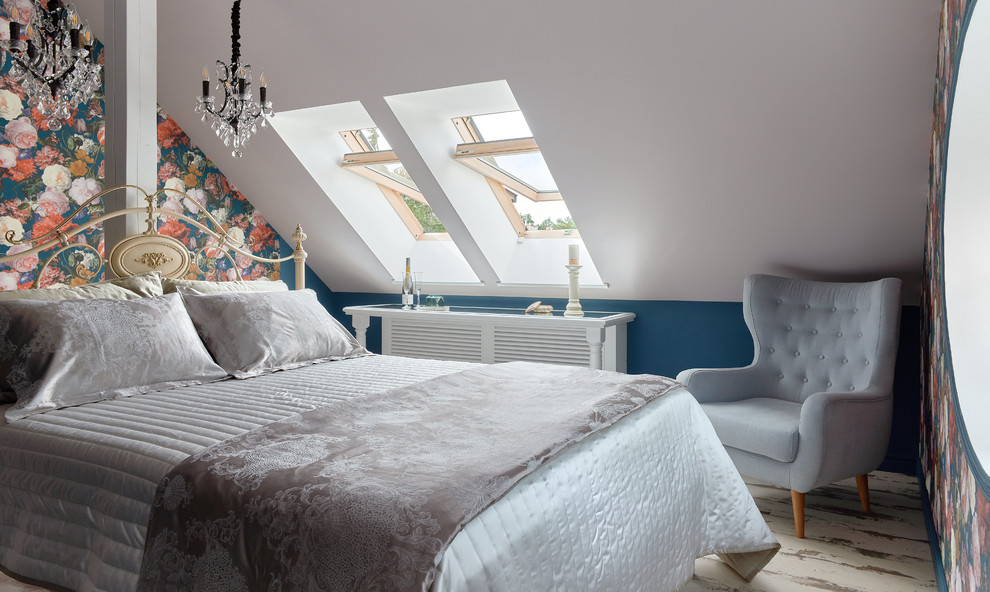 Klassisches Schlafzimmer mit blauer Wandfarbe und beigem Boden in Sonstige