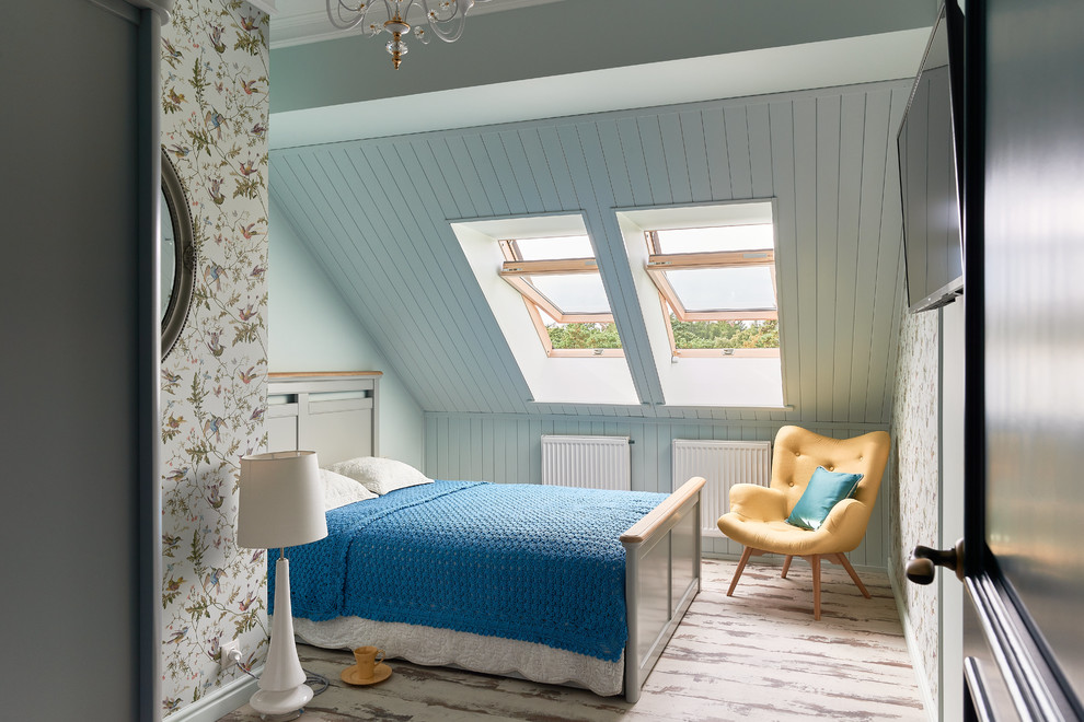 Inspiration pour une chambre traditionnelle avec un mur bleu et un sol beige.