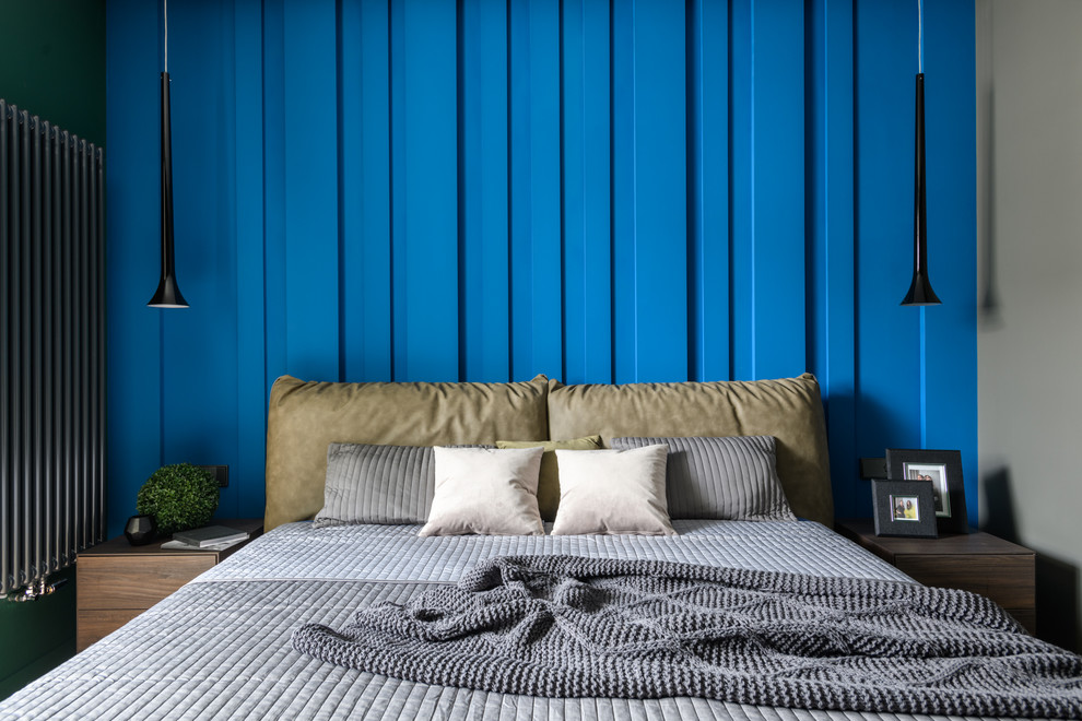 Пример оригинального дизайна: хозяйская спальня в современном стиле с синими стенами