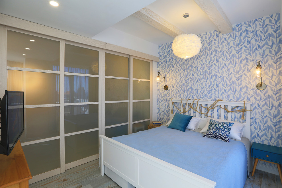 Foto di una piccola camera da letto costiera con pareti multicolore, pavimento in gres porcellanato e pavimento turchese