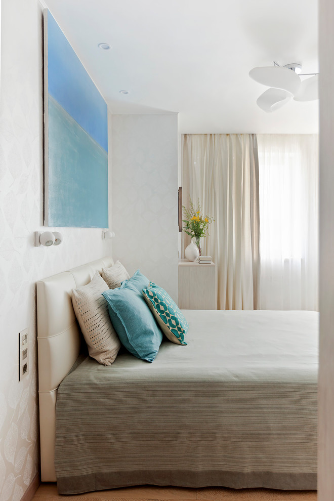 На фото: спальня в современном стиле с белыми стенами с