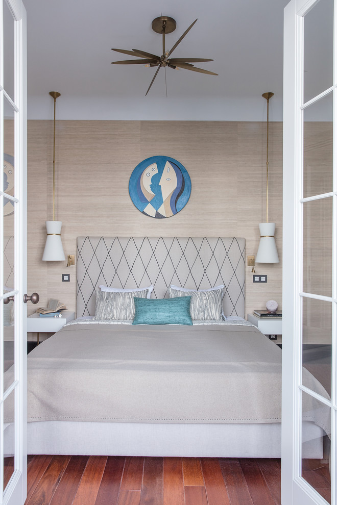 Пример оригинального дизайна: хозяйская спальня в современном стиле с бежевыми стенами