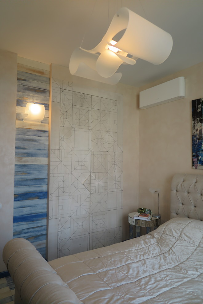 Diseño de dormitorio principal actual pequeño con paredes rosas y suelo azul