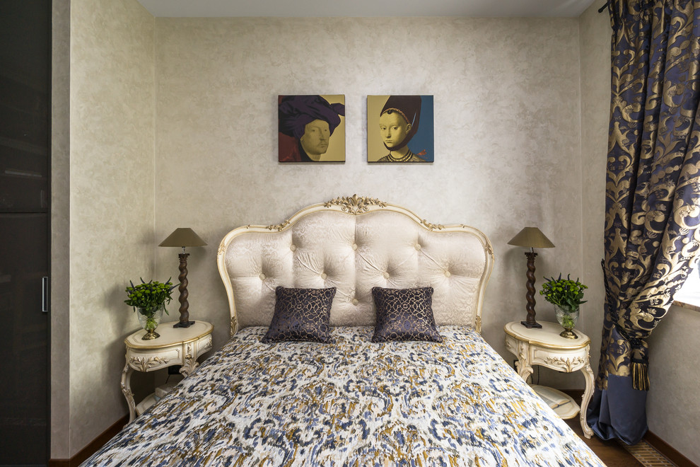 Стильный дизайн: хозяйская спальня среднего размера в классическом стиле с бежевыми стенами и темным паркетным полом - последний тренд
