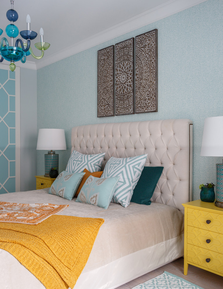 Идея дизайна: хозяйская спальня среднего размера в стиле фьюжн с светлым паркетным полом, бежевым полом и синими стенами