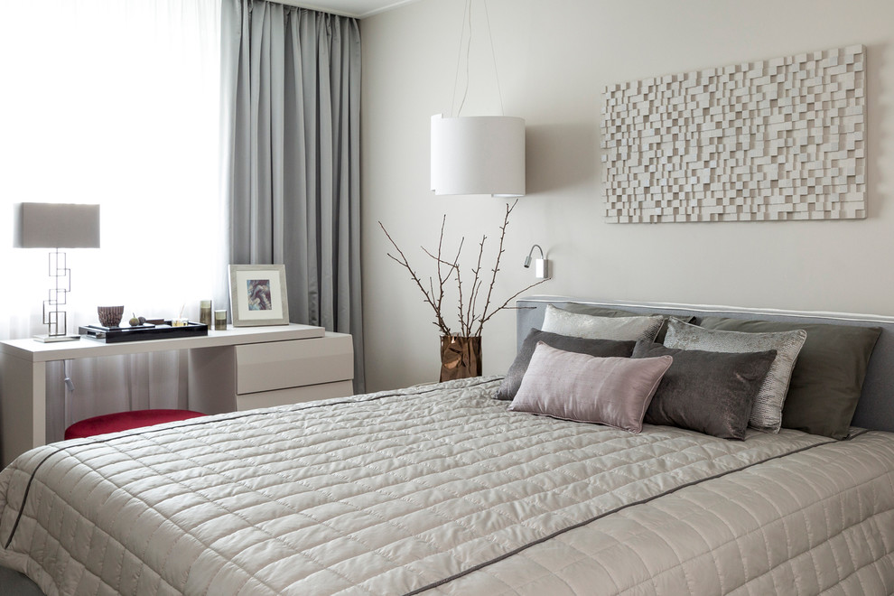 Стильный дизайн: хозяйская спальня в современном стиле с кроватью в нише - последний тренд