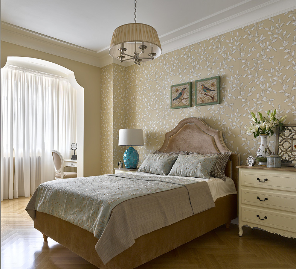 Imagen de dormitorio principal tradicional de tamaño medio con paredes beige y suelo de madera en tonos medios