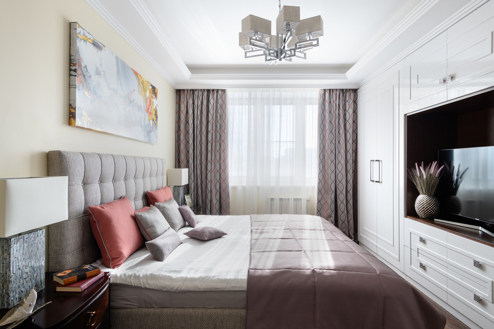 На фото: спальня среднего размера в стиле неоклассика (современная классика) с бежевыми стенами, темным паркетным полом и коричневым полом с