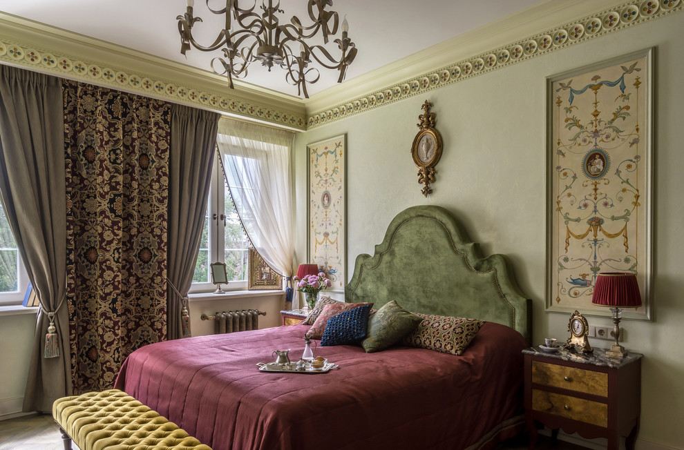 Свежая идея для дизайна: хозяйская спальня среднего размера в классическом стиле с зелеными стенами, паркетным полом среднего тона, бежевым полом и кроватью в нише - отличное фото интерьера