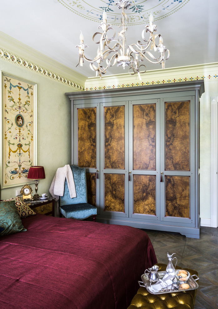 Foto de dormitorio principal clásico de tamaño medio con paredes verdes, suelo de madera en tonos medios y suelo beige