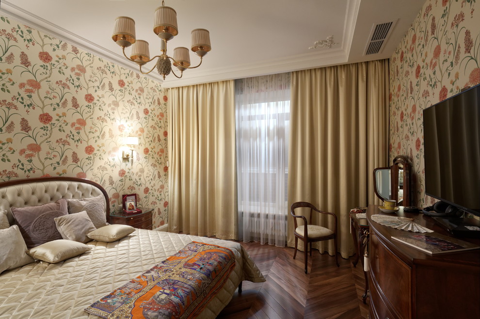 Diseño de dormitorio principal clásico con paredes beige, suelo de madera oscura y suelo marrón