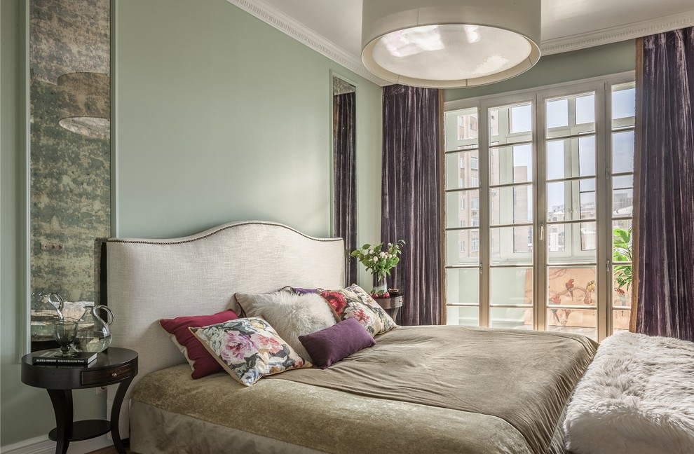 На фото: хозяйская спальня в стиле неоклассика (современная классика) с зелеными стенами с